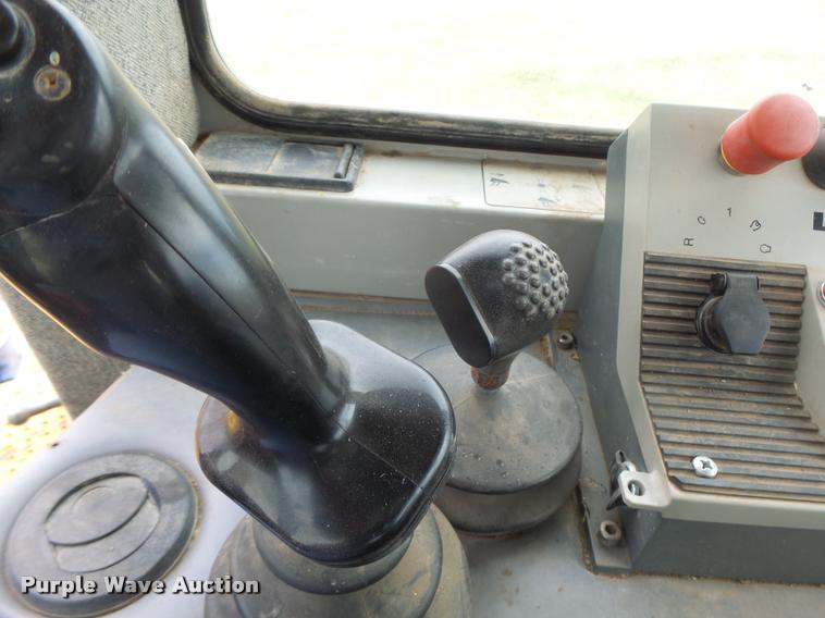 image for item DA3368 2001 John Deere 1050C dozer