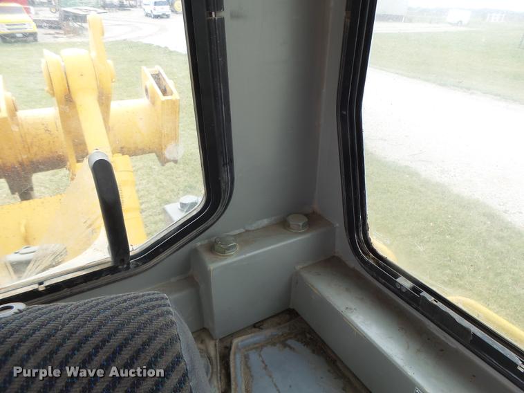 image for item DA3368 2001 John Deere 1050C dozer