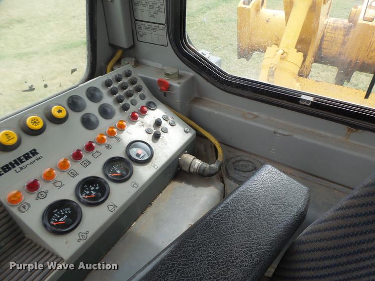 image for item DA3368 2001 John Deere 1050C dozer