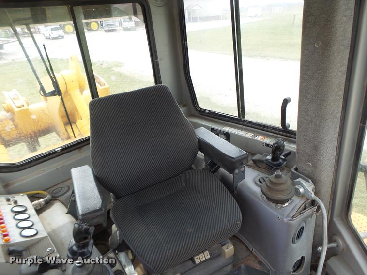 image for item DA3368 2001 John Deere 1050C dozer