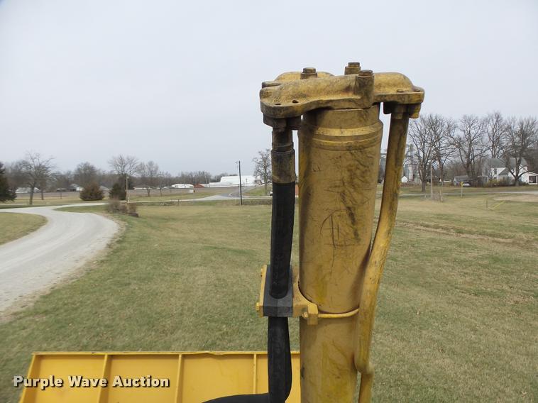 image for item DA3368 2001 John Deere 1050C dozer