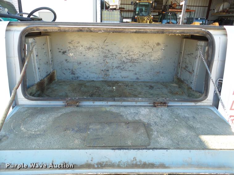 image for item DA7486 2000 Ford F550 utility truck