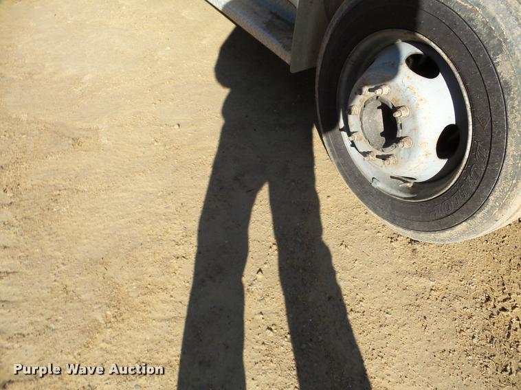 image for item DA7486 2000 Ford F550 utility truck