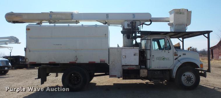 image for item DB0543 1999 International 4900 bucket / forestry truck