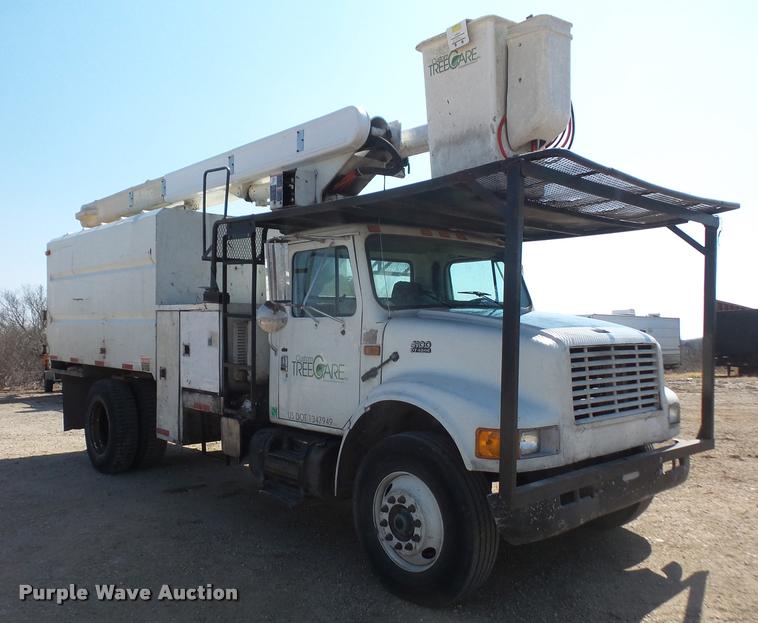 image for item DB0543 1999 International 4900 bucket / forestry truck