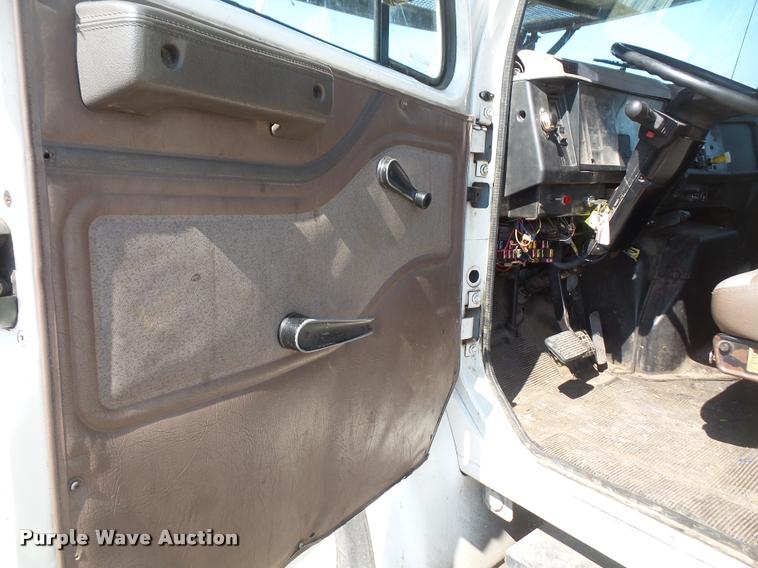 image for item DB0543 1999 International 4900 bucket / forestry truck