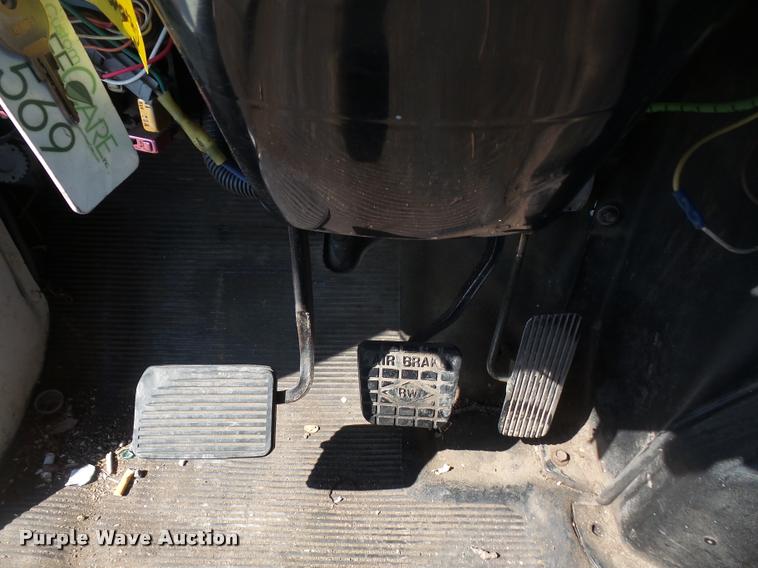 image for item DB0543 1999 International 4900 bucket / forestry truck