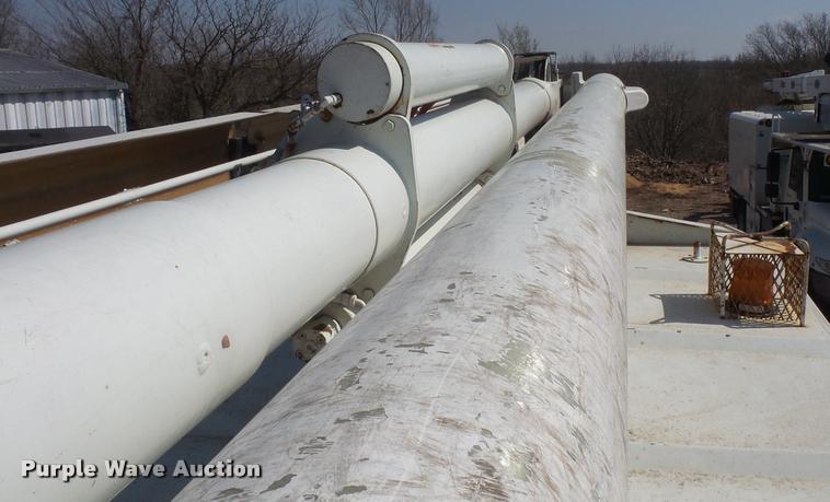 image for item DB0543 1999 International 4900 bucket / forestry truck