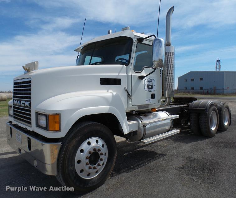 image for item DB2491 2006 Mack CHN613 semi truck