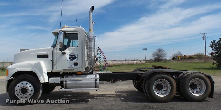 image for item DB2491 2006 Mack CHN613 semi truck