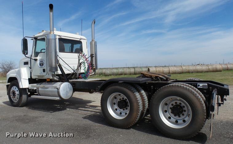 image for item DB2491 2006 Mack CHN613 semi truck