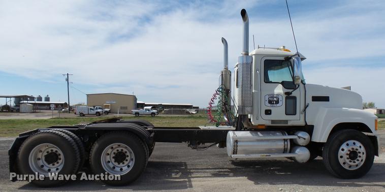 image for item DB2491 2006 Mack CHN613 semi truck