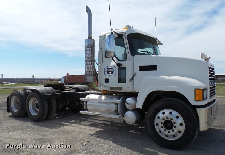 image for item DB2491 2006 Mack CHN613 semi truck