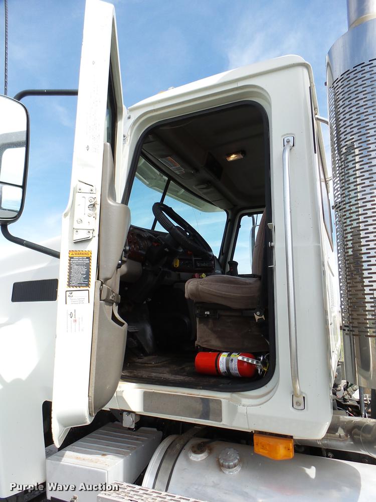 image for item DB2491 2006 Mack CHN613 semi truck