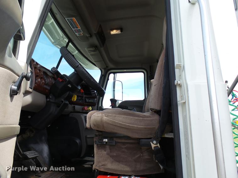 image for item DB2491 2006 Mack CHN613 semi truck