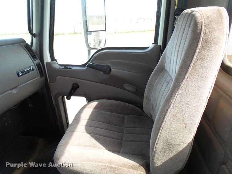 image for item DB2491 2006 Mack CHN613 semi truck