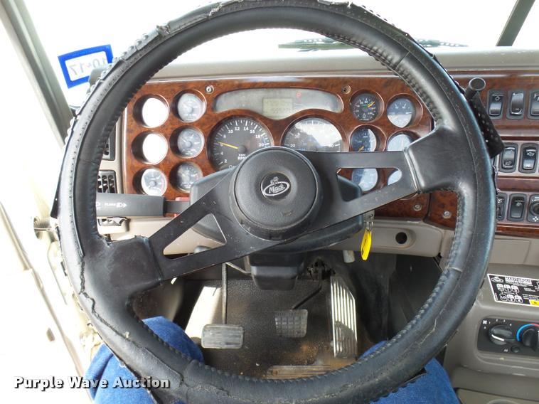 image for item DB2491 2006 Mack CHN613 semi truck