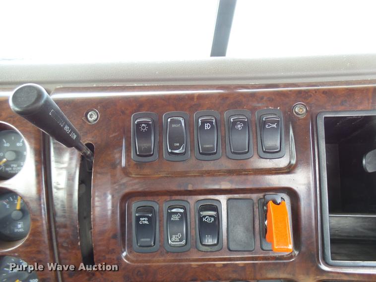 image for item DB2491 2006 Mack CHN613 semi truck