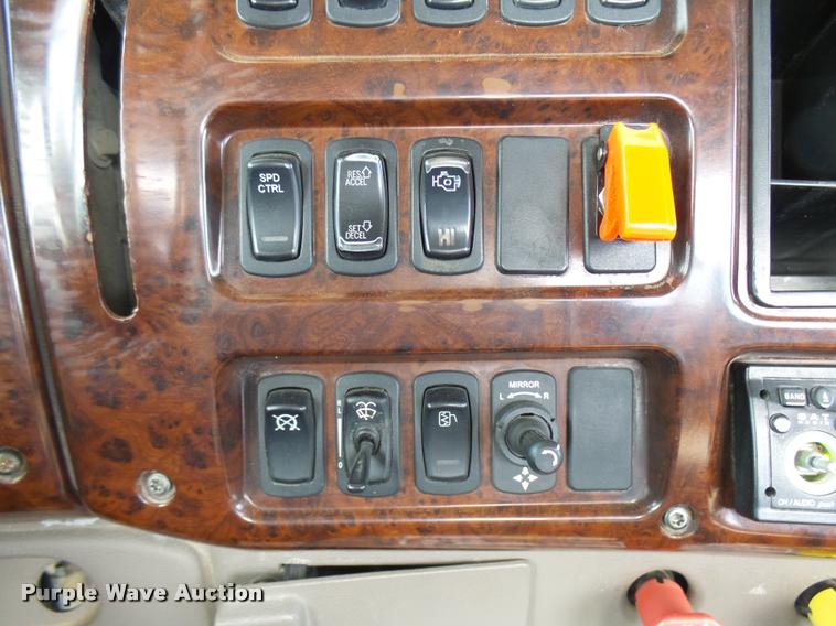 image for item DB2491 2006 Mack CHN613 semi truck