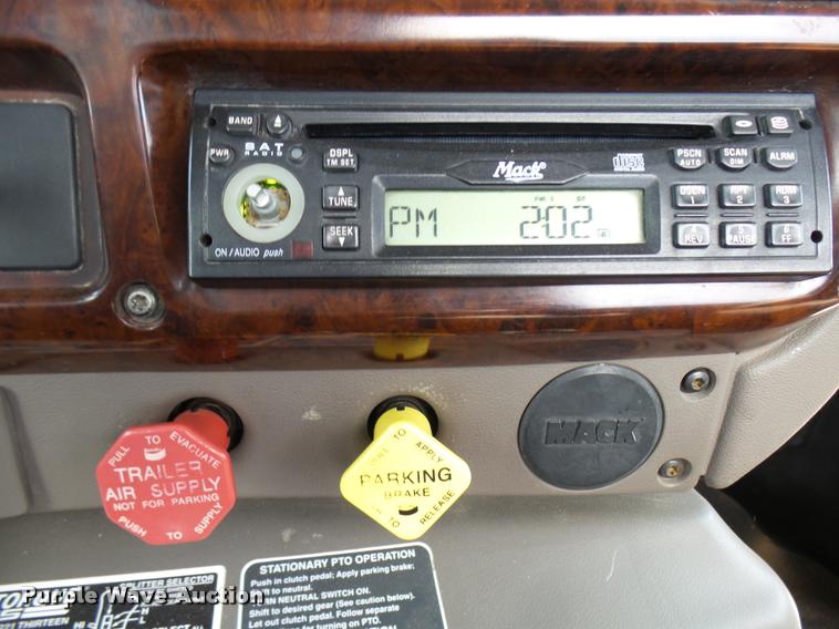 image for item DB2491 2006 Mack CHN613 semi truck