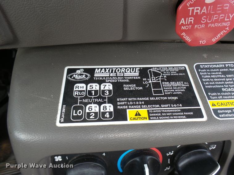 image for item DB2491 2006 Mack CHN613 semi truck