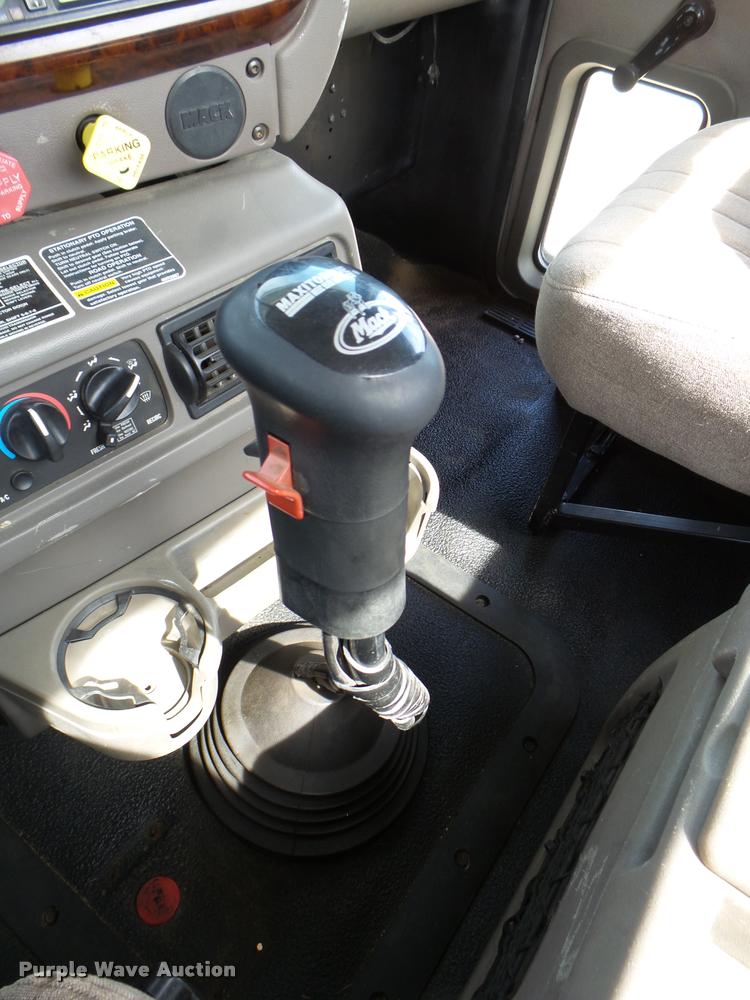 image for item DB2491 2006 Mack CHN613 semi truck