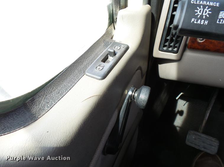 image for item DB2491 2006 Mack CHN613 semi truck