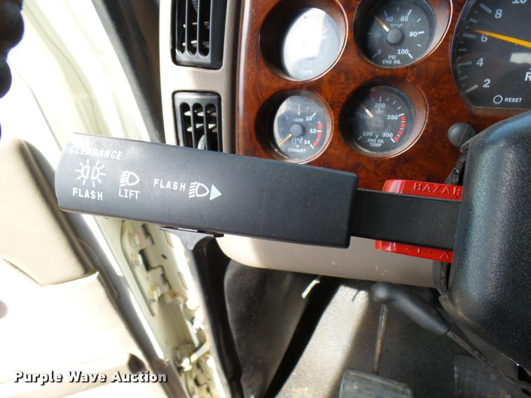 image for item DB2491 2006 Mack CHN613 semi truck