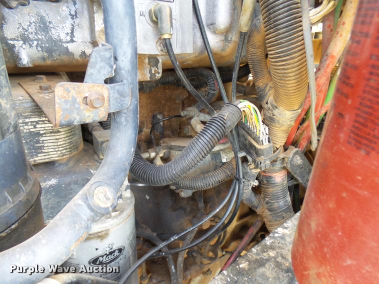 image for item DB2491 2006 Mack CHN613 semi truck