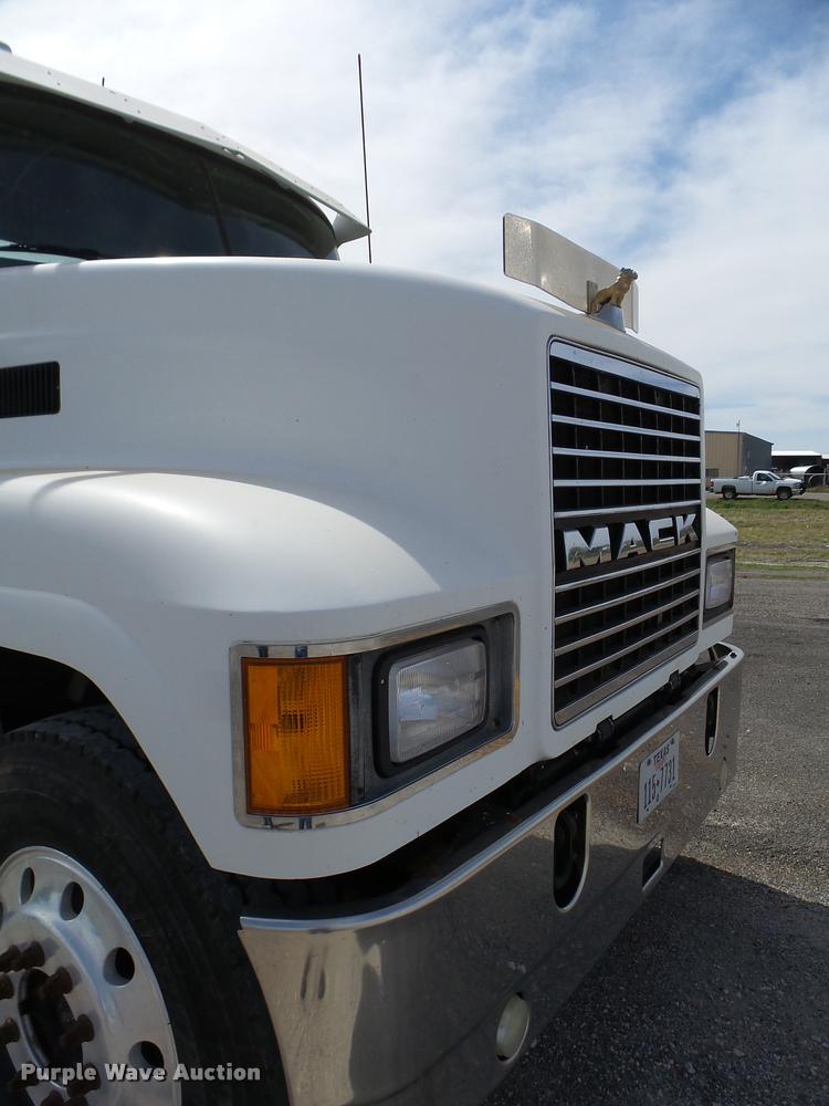 image for item DB2491 2006 Mack CHN613 semi truck