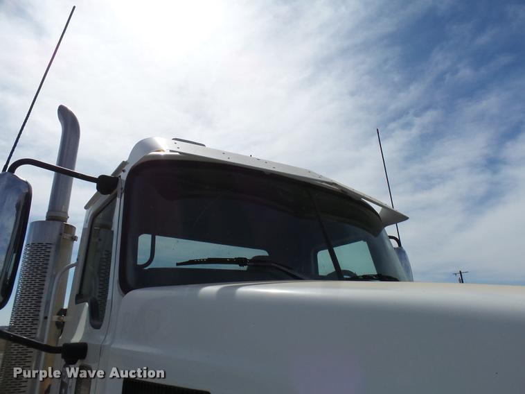 image for item DB2491 2006 Mack CHN613 semi truck