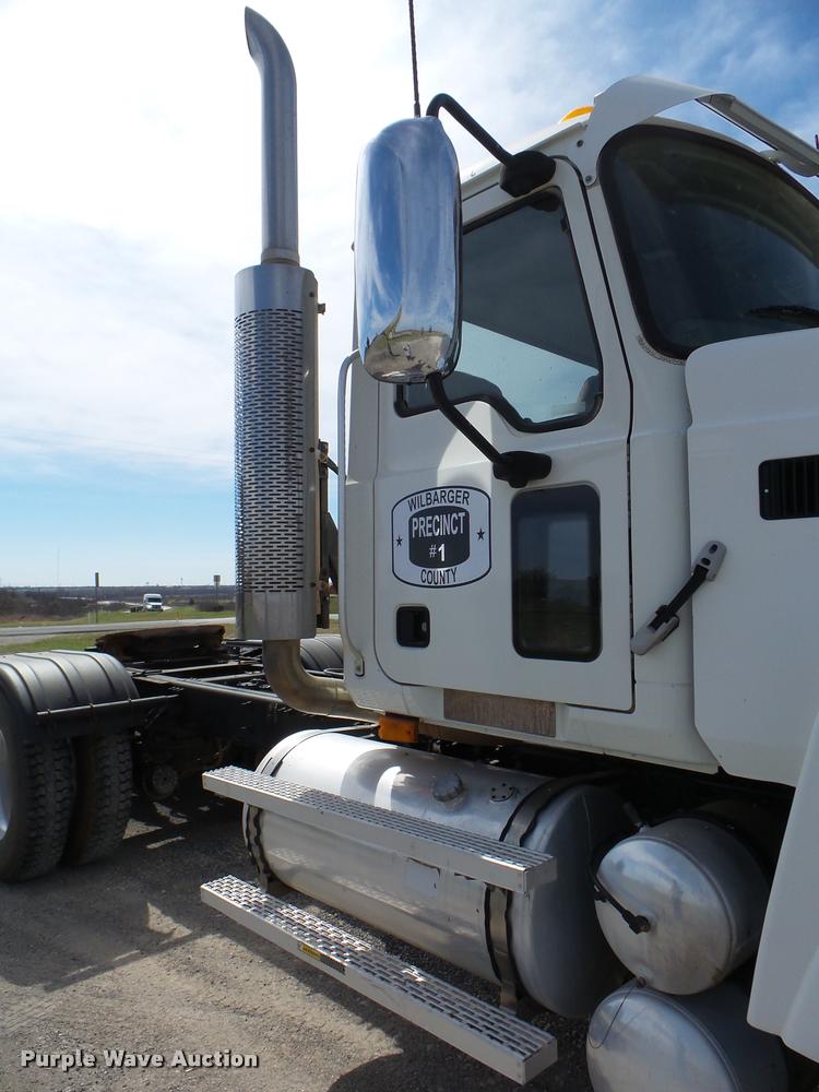 image for item DB2491 2006 Mack CHN613 semi truck