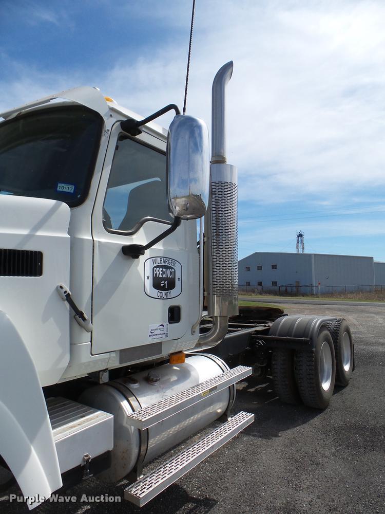 image for item DB2491 2006 Mack CHN613 semi truck