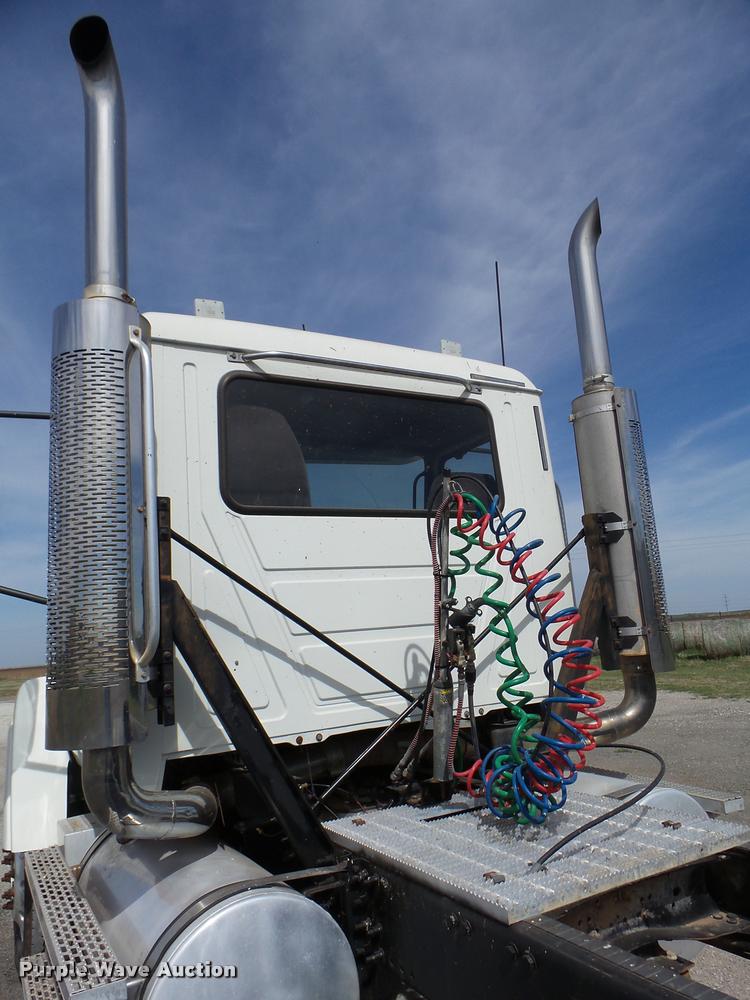 image for item DB2491 2006 Mack CHN613 semi truck