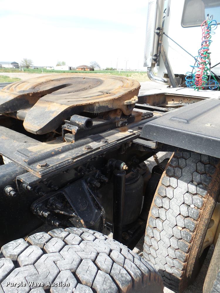 image for item DB2491 2006 Mack CHN613 semi truck