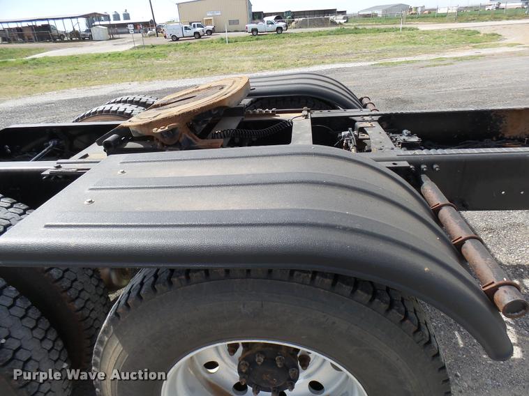 image for item DB2491 2006 Mack CHN613 semi truck