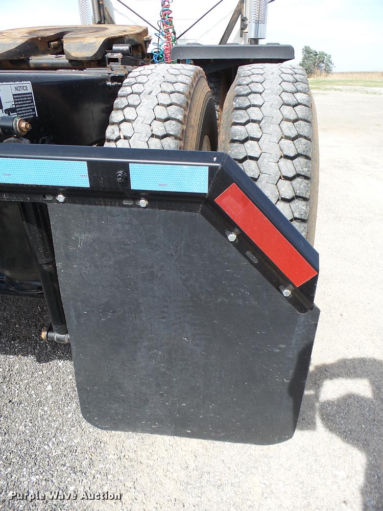 image for item DB2491 2006 Mack CHN613 semi truck