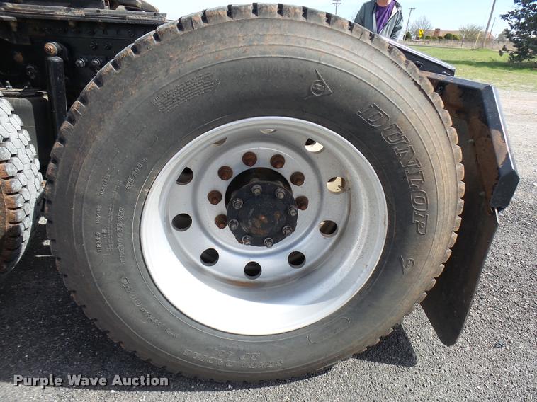 image for item DB2491 2006 Mack CHN613 semi truck