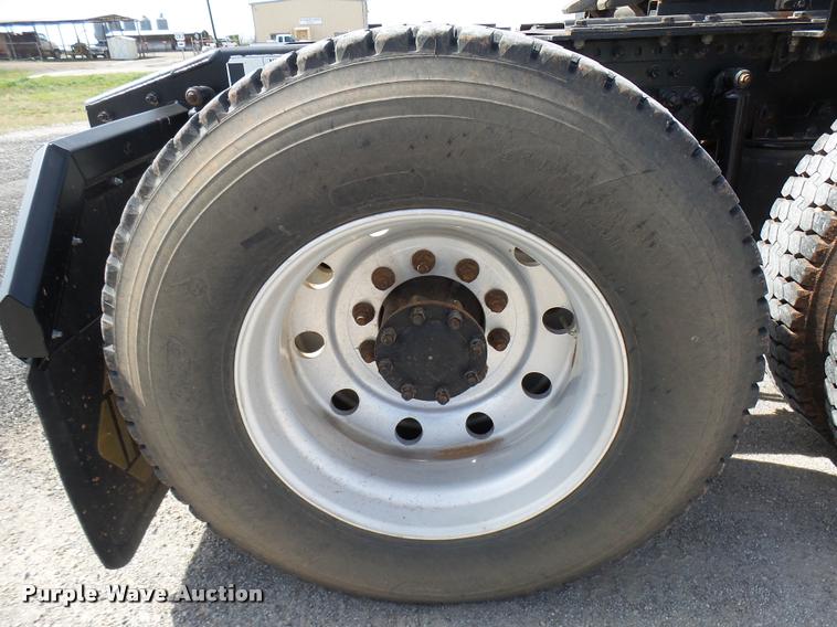 image for item DB2491 2006 Mack CHN613 semi truck