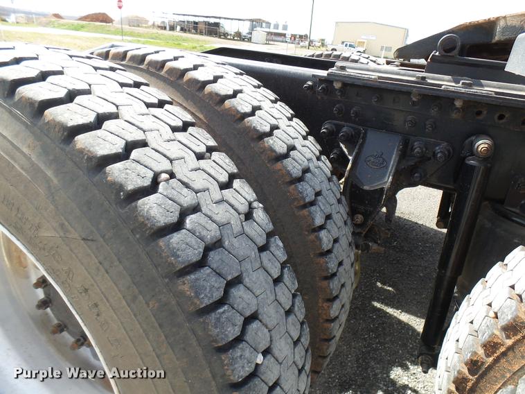 image for item DB2491 2006 Mack CHN613 semi truck