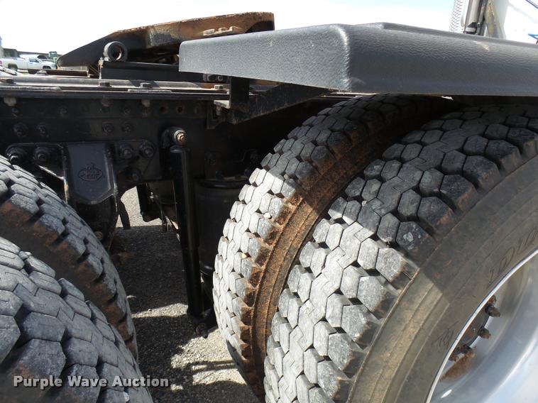 image for item DB2491 2006 Mack CHN613 semi truck