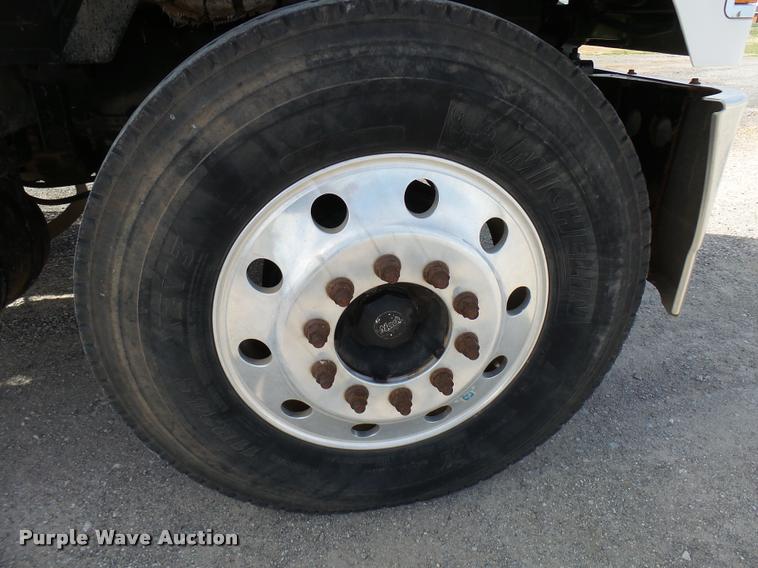 image for item DB2491 2006 Mack CHN613 semi truck