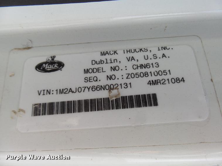 image for item DB2491 2006 Mack CHN613 semi truck