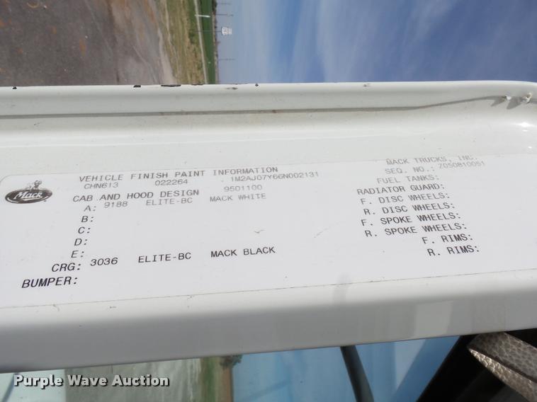 image for item DB2491 2006 Mack CHN613 semi truck