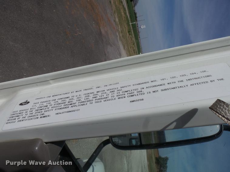 image for item DB2491 2006 Mack CHN613 semi truck