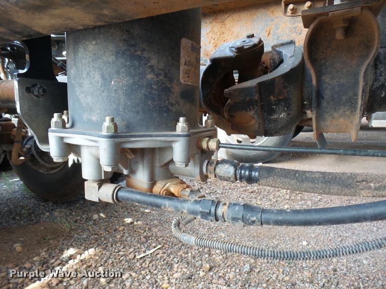 image for item DB2491 2006 Mack CHN613 semi truck