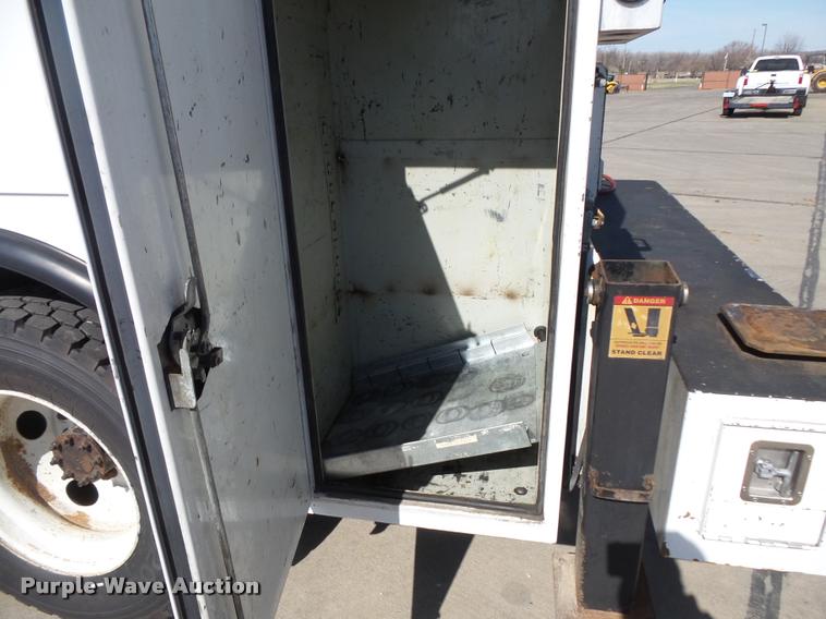 image for item DC9520 2009 Ford F750 XLT Super Duty service truck with crane