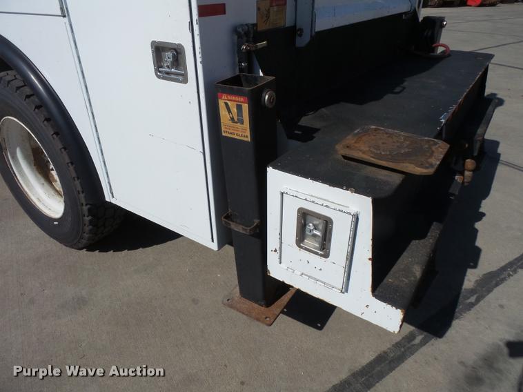 image for item DC9520 2009 Ford F750 XLT Super Duty service truck with crane