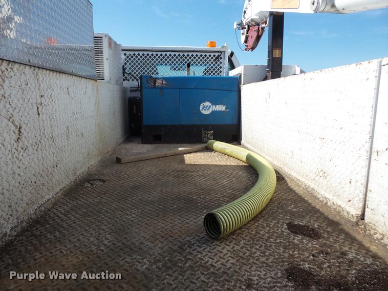 image for item DC9520 2009 Ford F750 XLT Super Duty service truck with crane