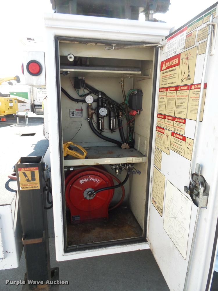 image for item DC9520 2009 Ford F750 XLT Super Duty service truck with crane